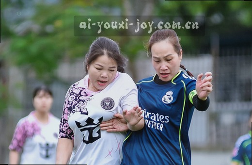 篮球入筐瞬间 比分板红色数字跳动